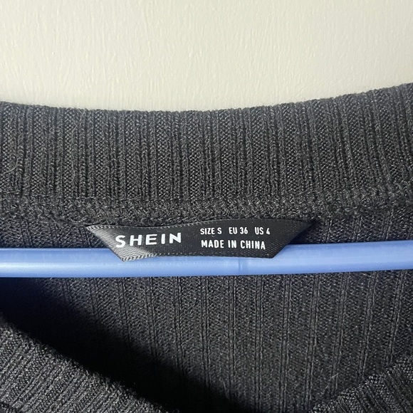 Black V-Neck Ribbed Cropped Top Small - Picture 2 of 3